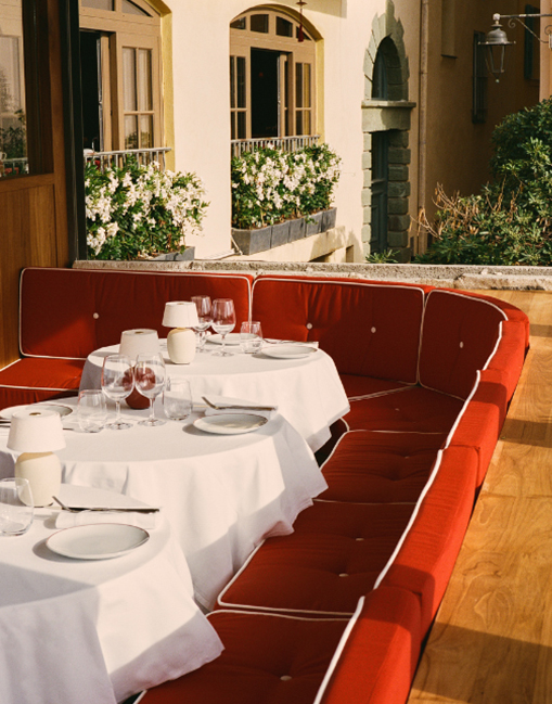 Sept cocktails variés disposés sur une table ronde en velours rouge – Cherry Saint-Tropez, restaurant groupe Saint-Tropez